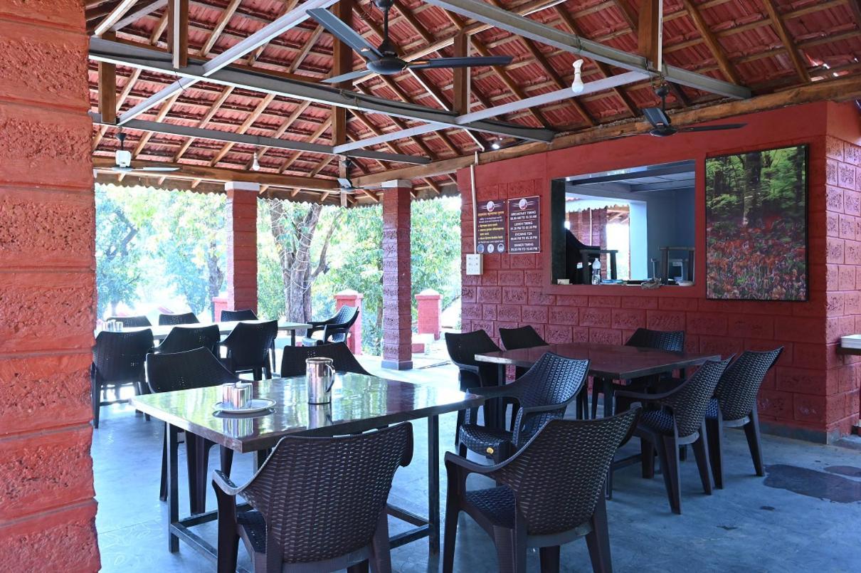 Hotel River Orchid Resort Satara Esterno foto
