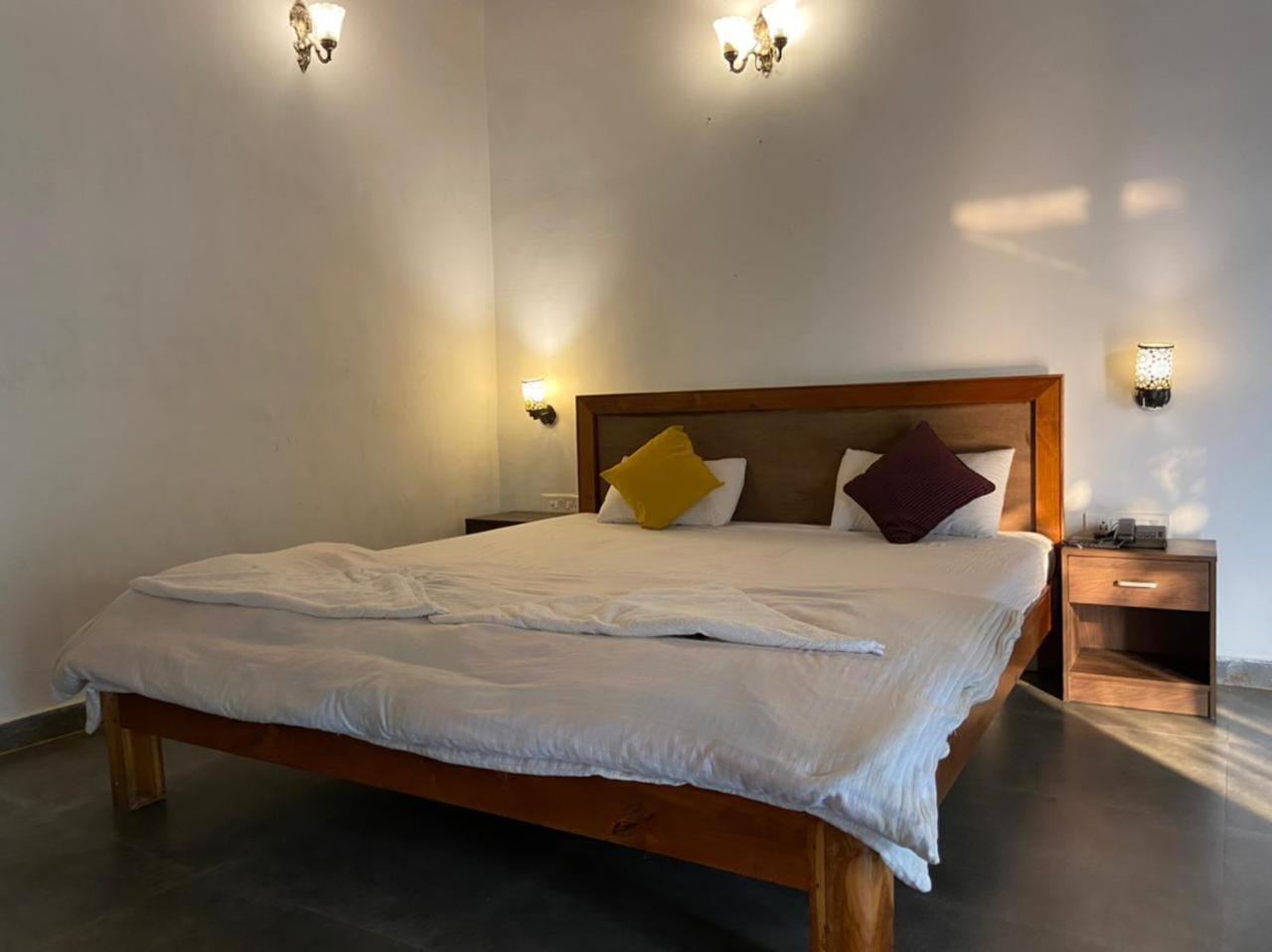 Hotel River Orchid Resort Satara Esterno foto
